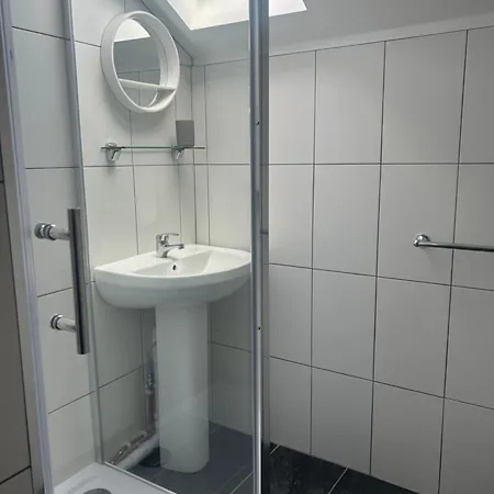 Richmond, Tithebarn St, *